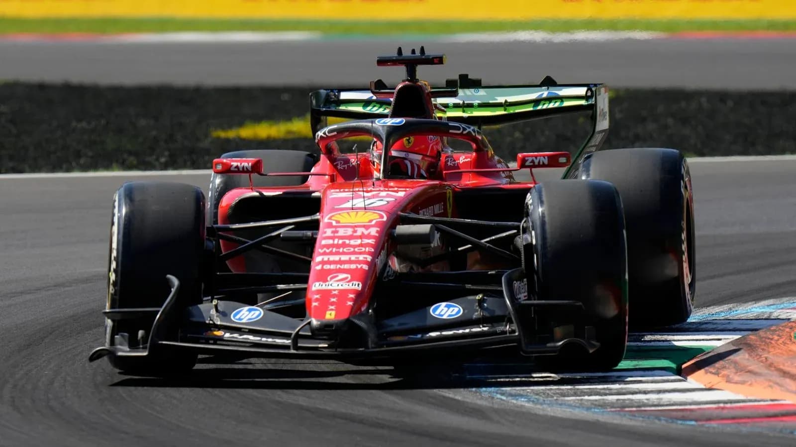 Voiture de F1 Ferrari prenant un virage sur la piste