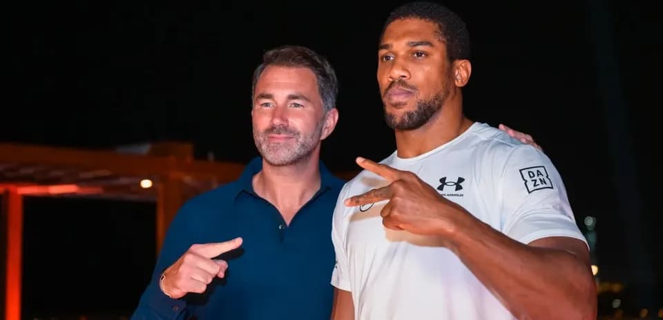 Eddie Hearn et Anthony Joshua posant ensemble