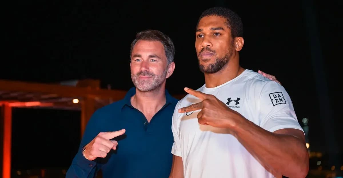 Eddie Hearn et Anthony Joshua posant ensemble