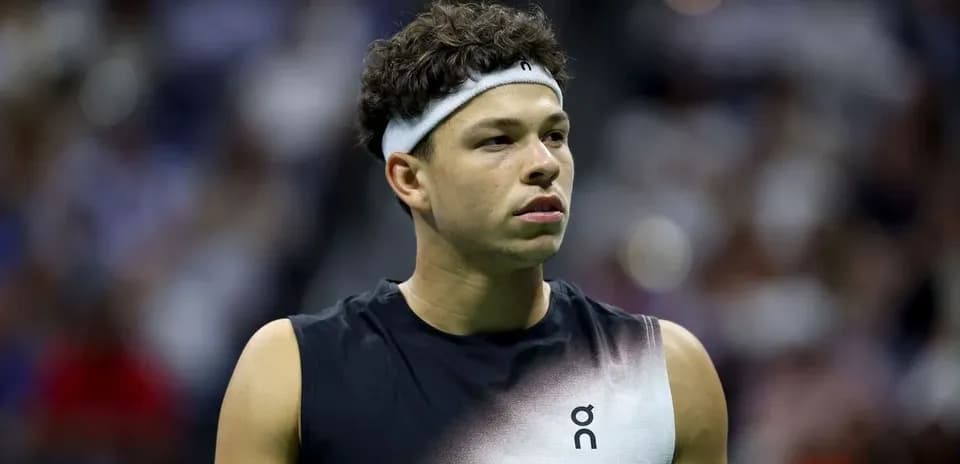 Joueur de tennis avec un bandeau sur le front