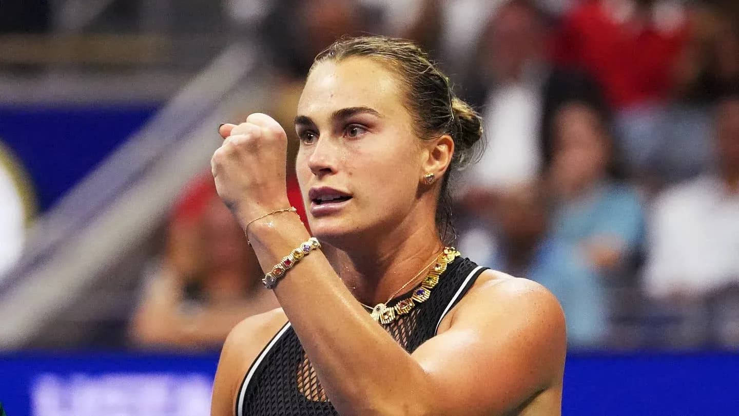 Joueuse de tennis célébrant un point sur le court
