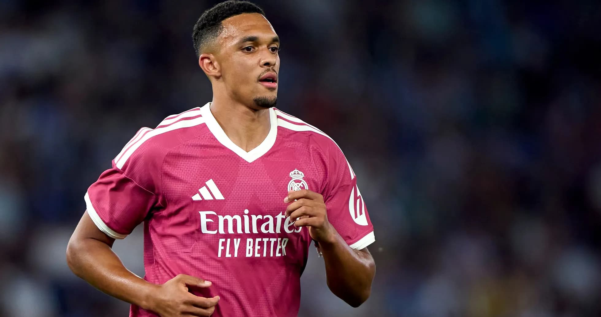 Joueur de Real Madrid en maillot rose courant sur le terrain