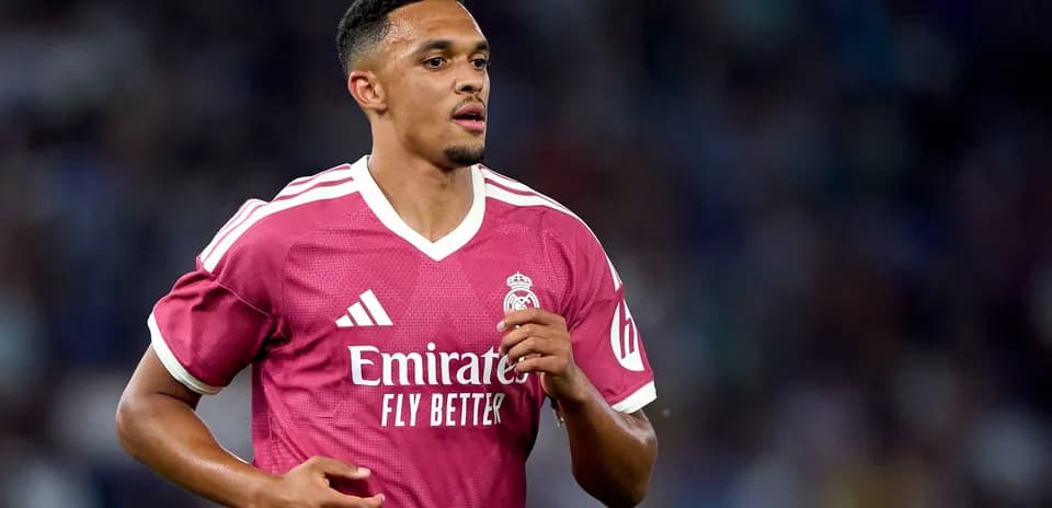 Joueur de Real Madrid en maillot rose courant sur le terrain