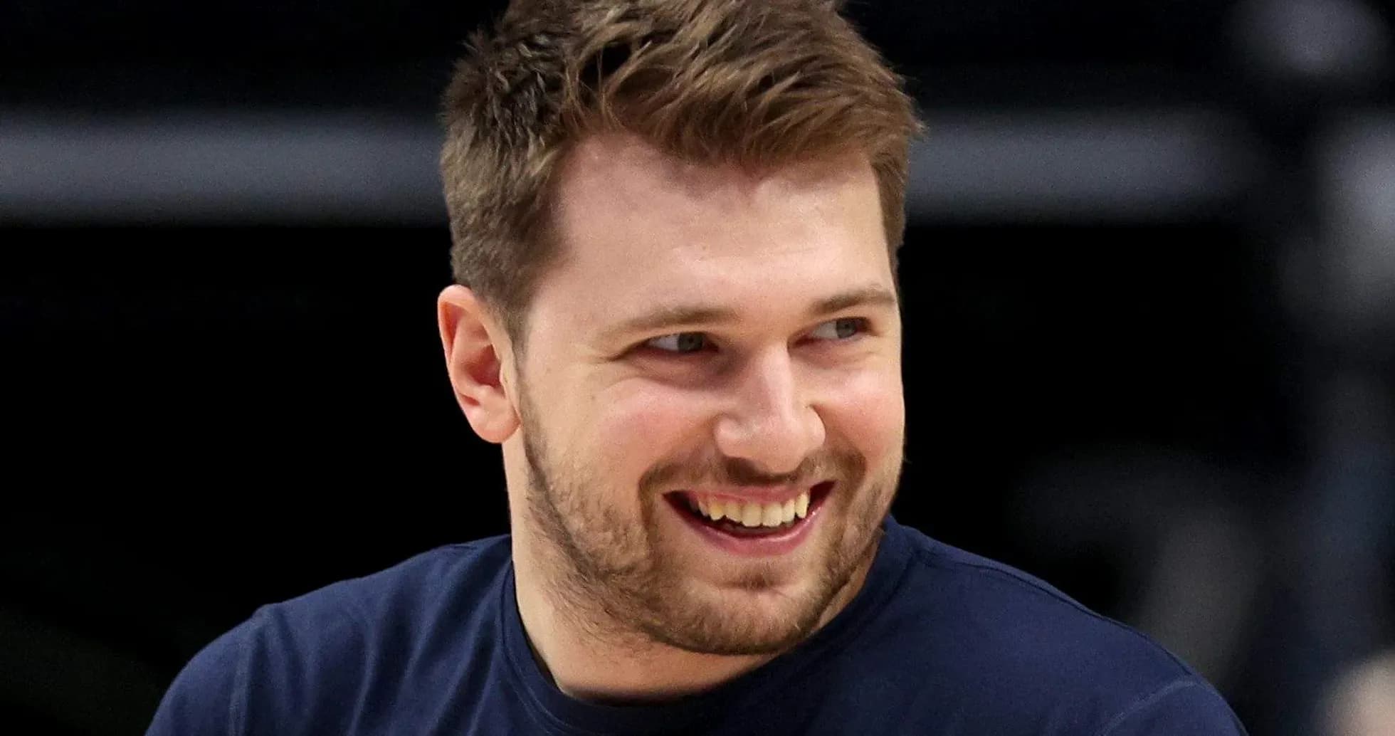 Joueur de basket souriant lors de l'entraînement