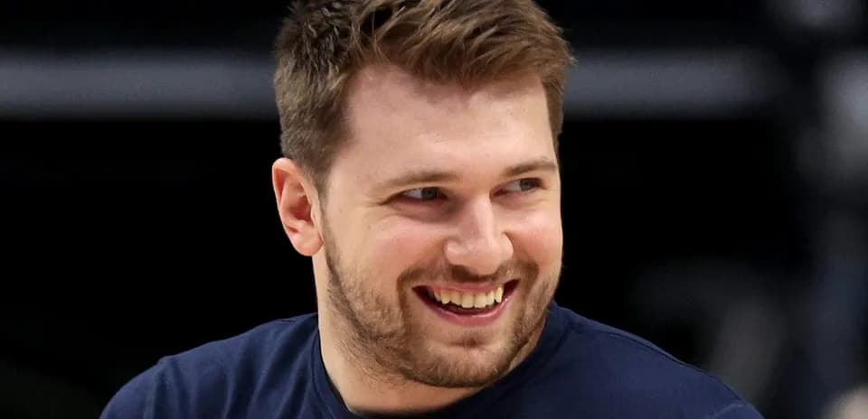 Joueur de basket souriant lors de l'entraînement