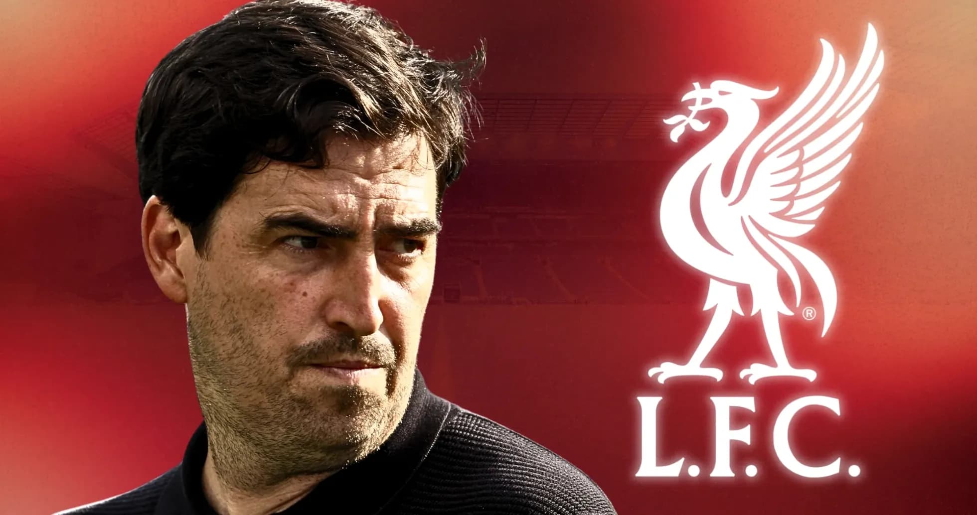 Entraîneur devant le logo de Liverpool FC