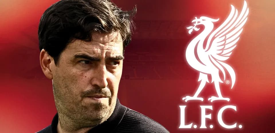 Entraîneur devant le logo de Liverpool FC