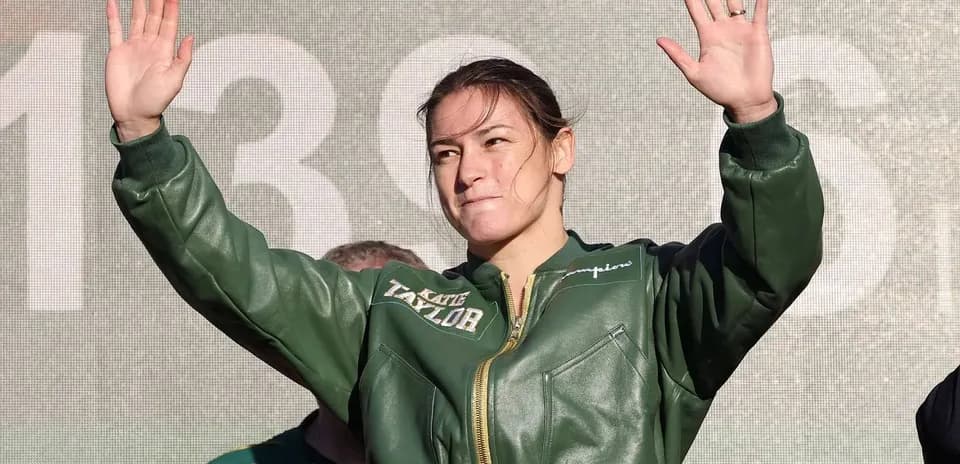 Femme saluant le public lors d'un événement sportif