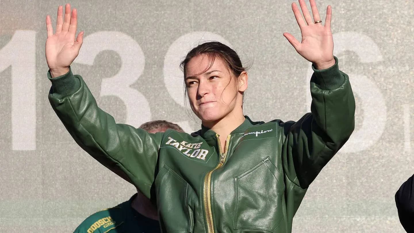 Femme saluant le public lors d'un événement sportif