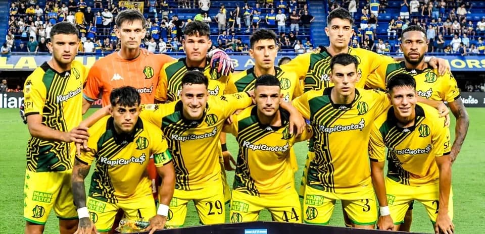 Équipe posant en maillot jaune avant le match