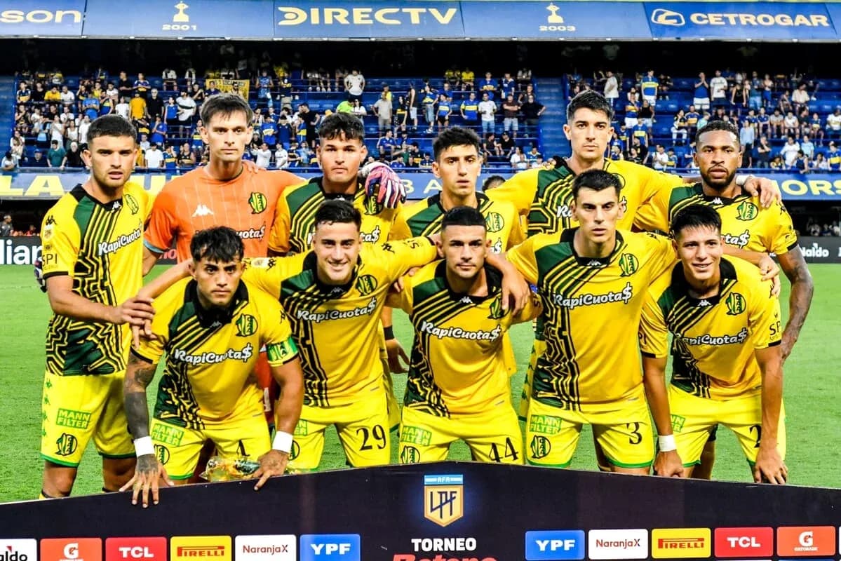 Équipe posant en maillot jaune avant le match