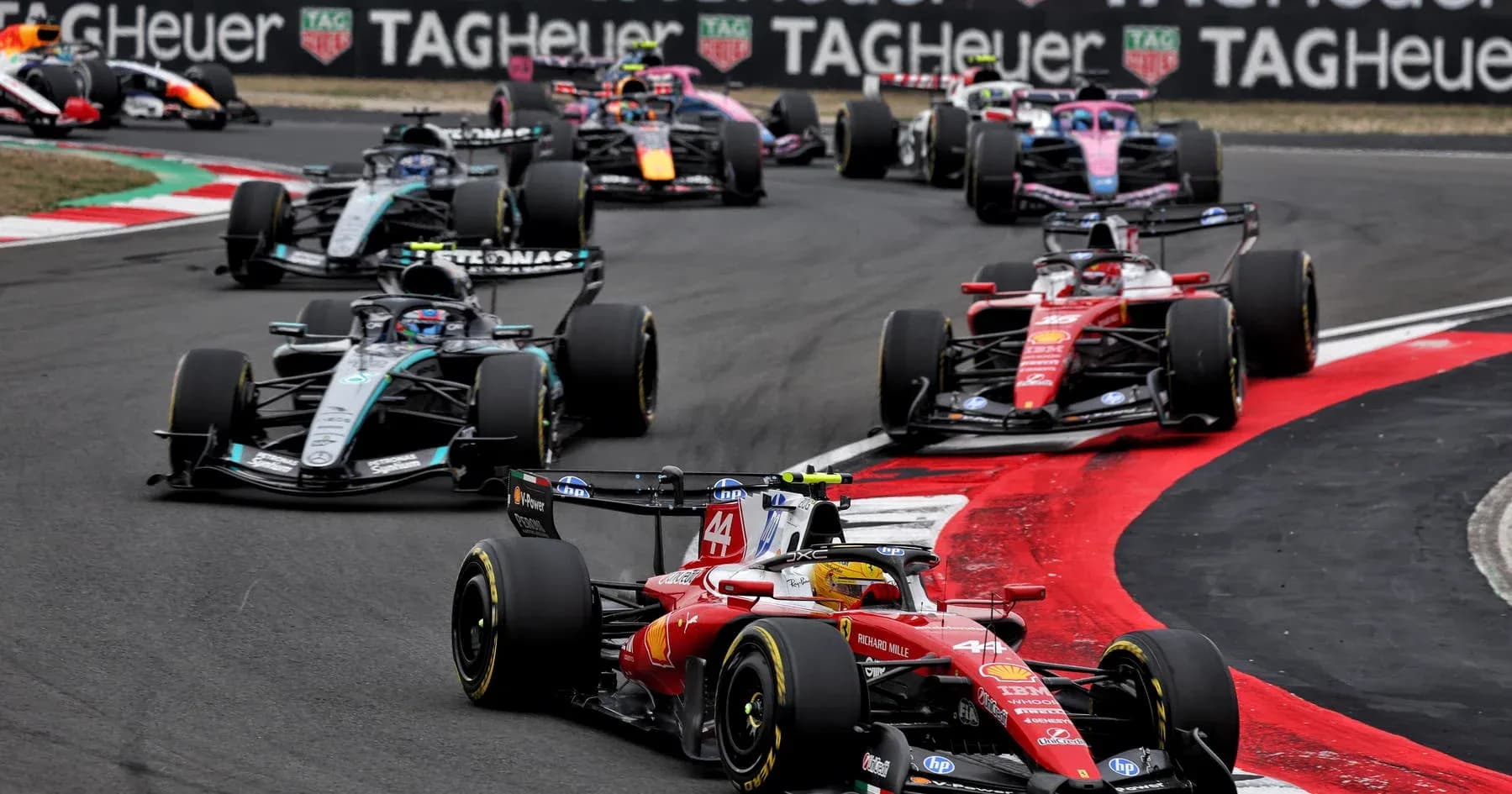 Course de Formule 1 avec plusieurs voitures en action