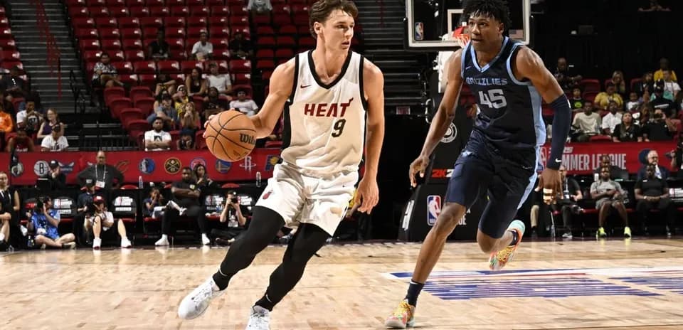Joueur des Heat dribblant le ballon face aux Grizzlies