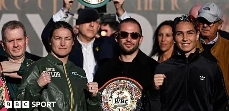 Katie Taylor et adversaire présentant leurs ceintures WBC
