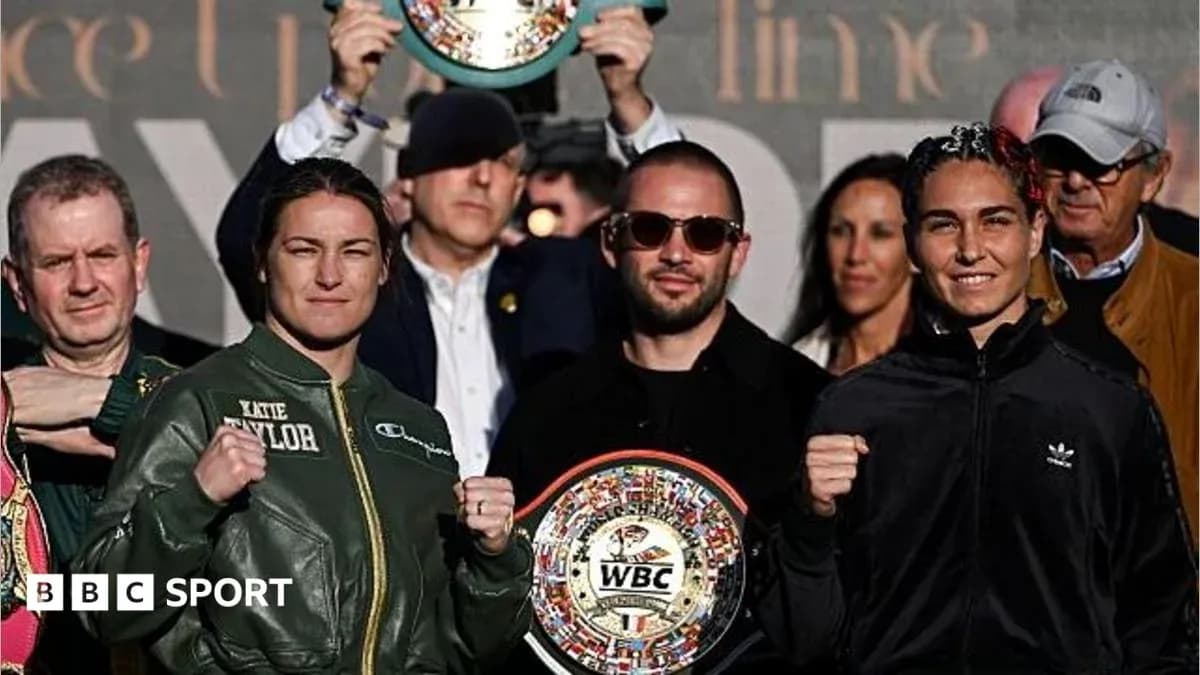 Katie Taylor et adversaire présentant leurs ceintures WBC