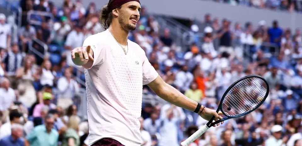 Joueur de tennis célébrant sur le court rempli de spectateurs