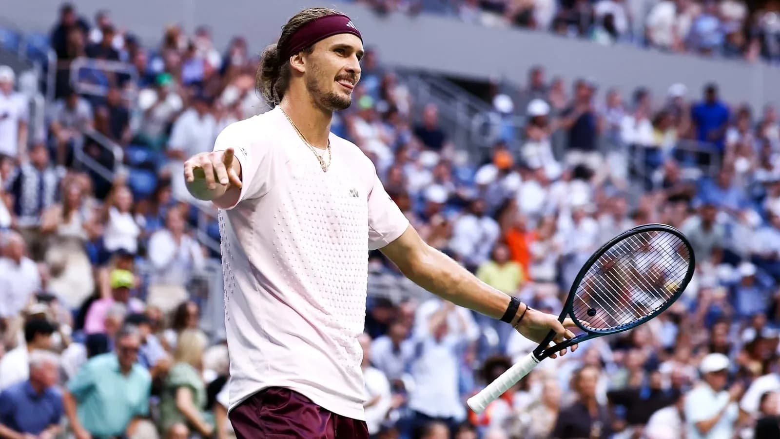 Joueur de tennis célébrant sur le court rempli de spectateurs