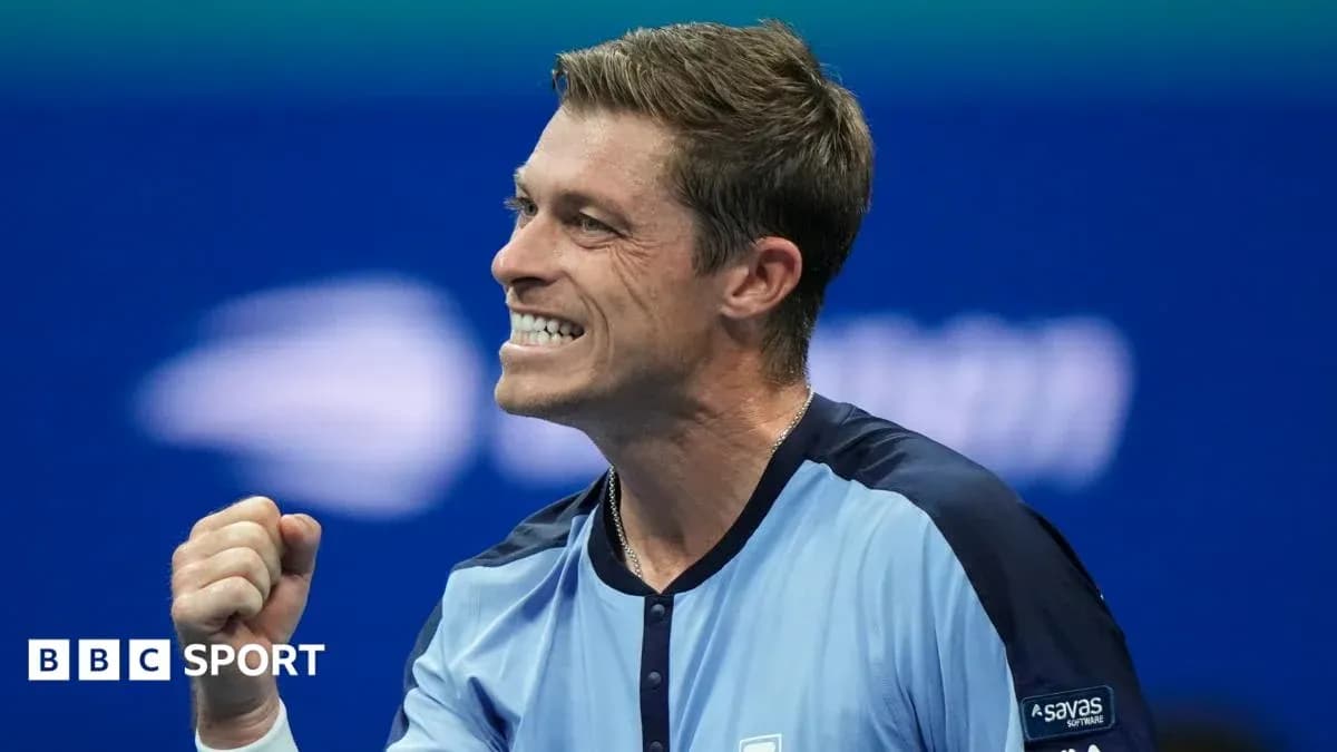 Joueur de tennis célébrant une victoire sur le court