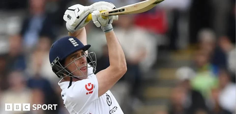 Joueur de cricket frappant la balle au bâton