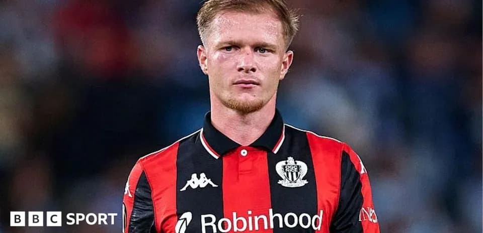 Joueur de l'OGC Nice en tenue rouge et noir