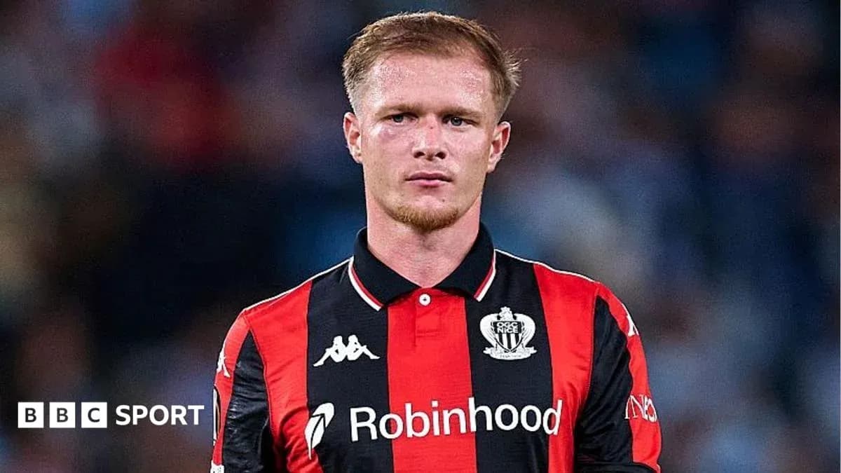 Joueur de l'OGC Nice en tenue rouge et noir