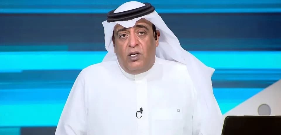 Person parlant en direct à un studio de télévision