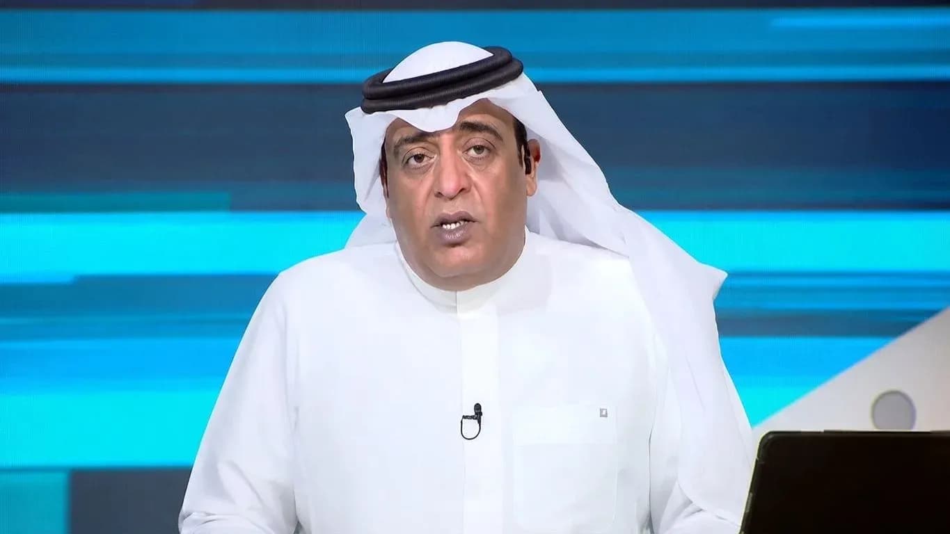 Person parlant en direct à un studio de télévision