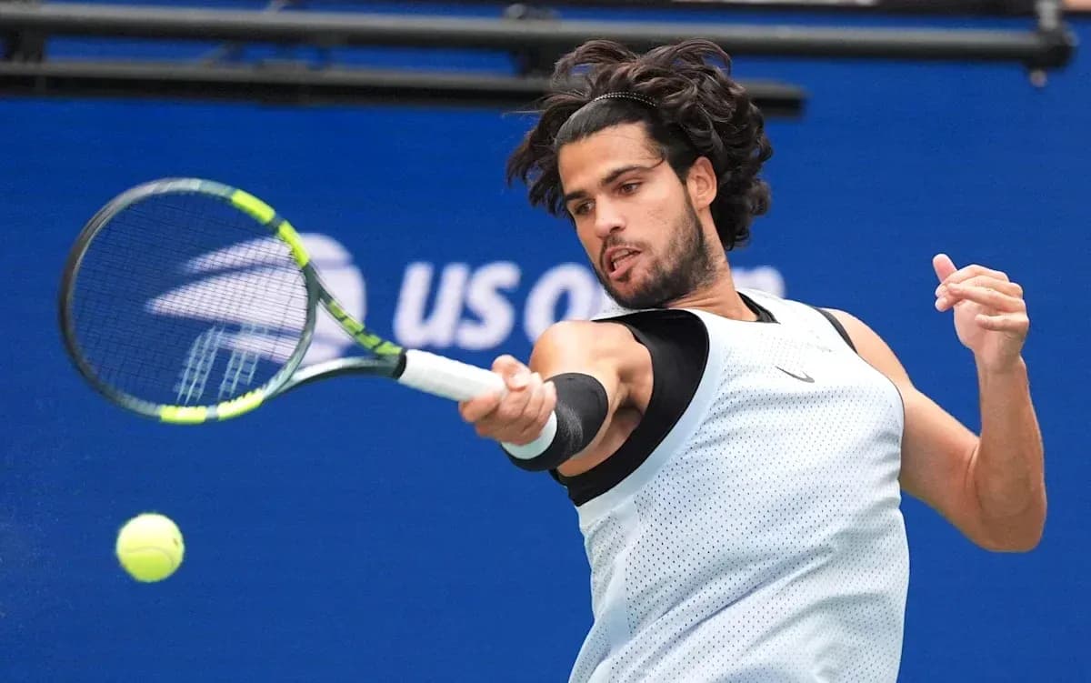 Joueur de tennis frappant une balle au US Open