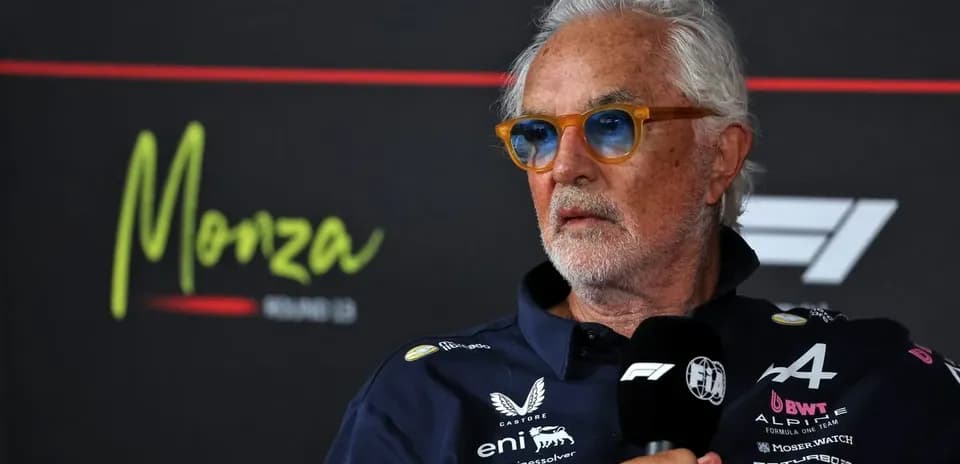 Homme parlant lors de la conférence de presse à Monza
