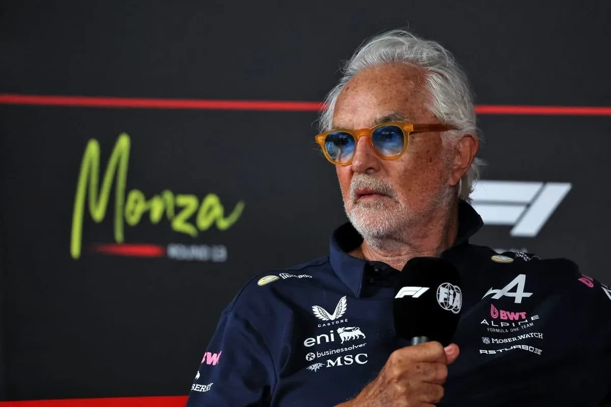 Homme parlant lors de la conférence de presse à Monza