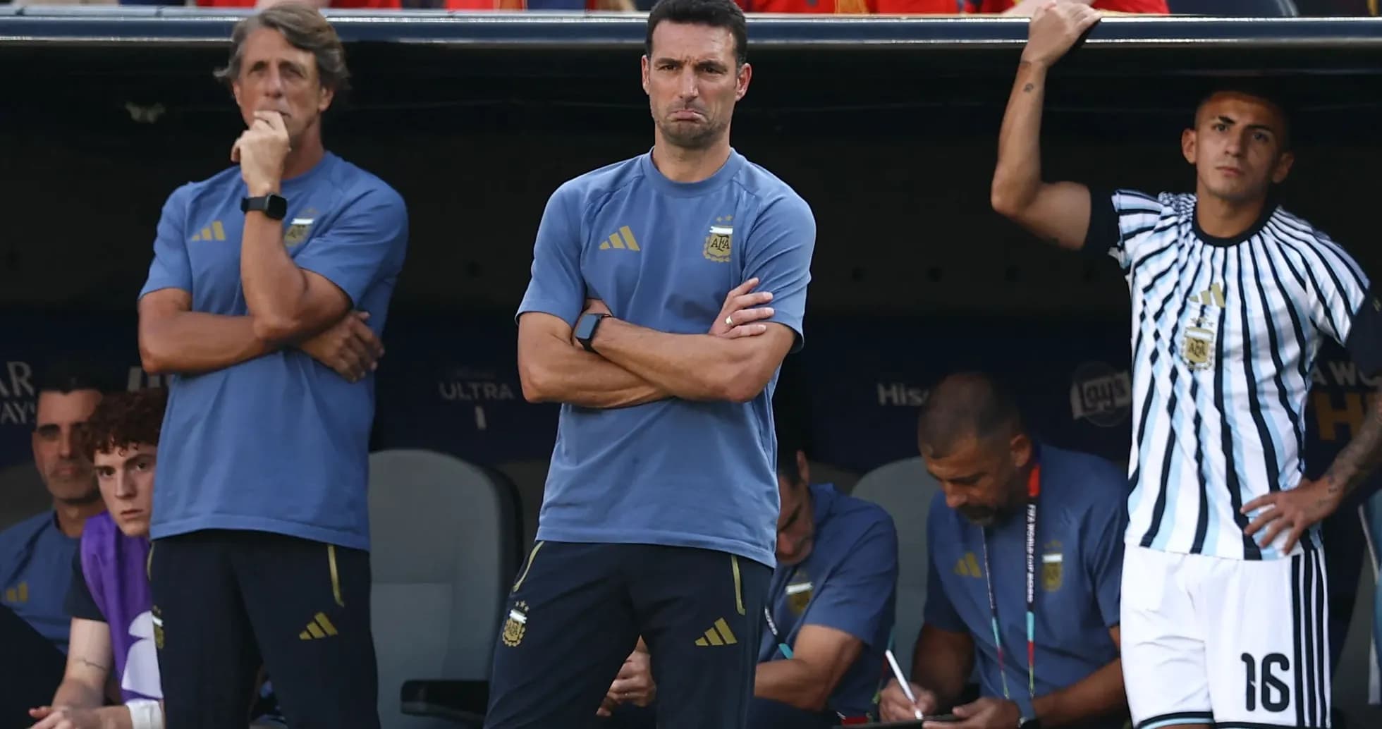 Entraîneurs argentins sur le banc lors d'un match