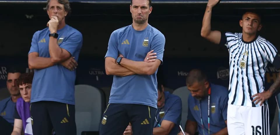 Entraîneurs argentins sur le banc lors d'un match