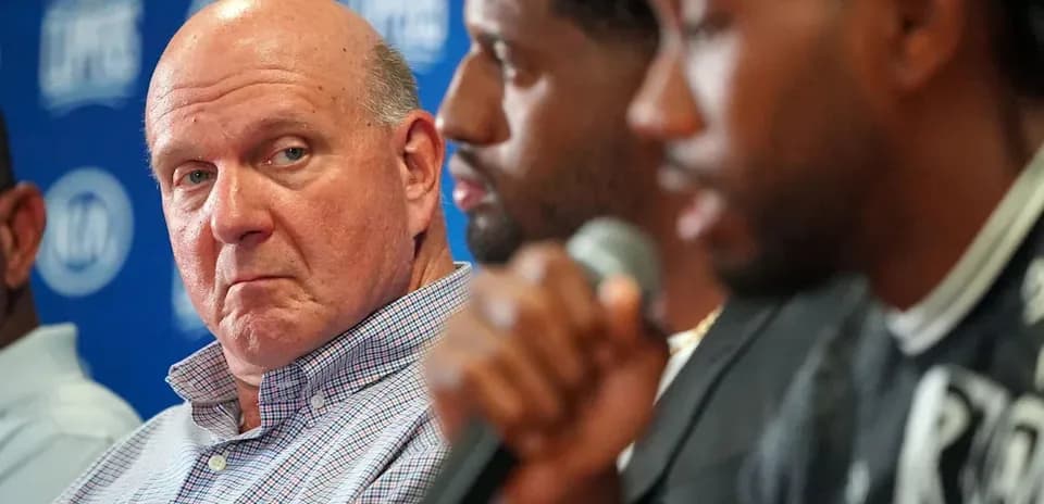 Conférence de presse avec des joueurs et un dirigeant