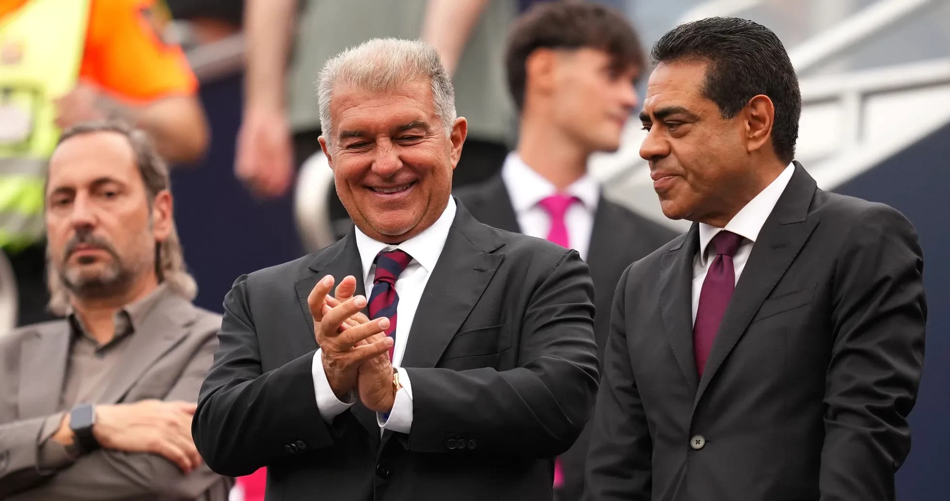 Deux dirigeants souriant lors d'un événement sportif