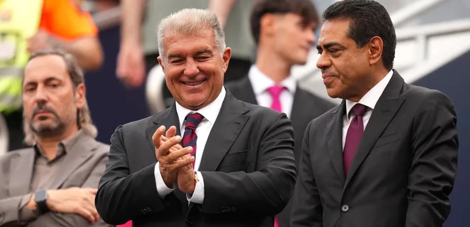Deux dirigeants souriant lors d'un événement sportif