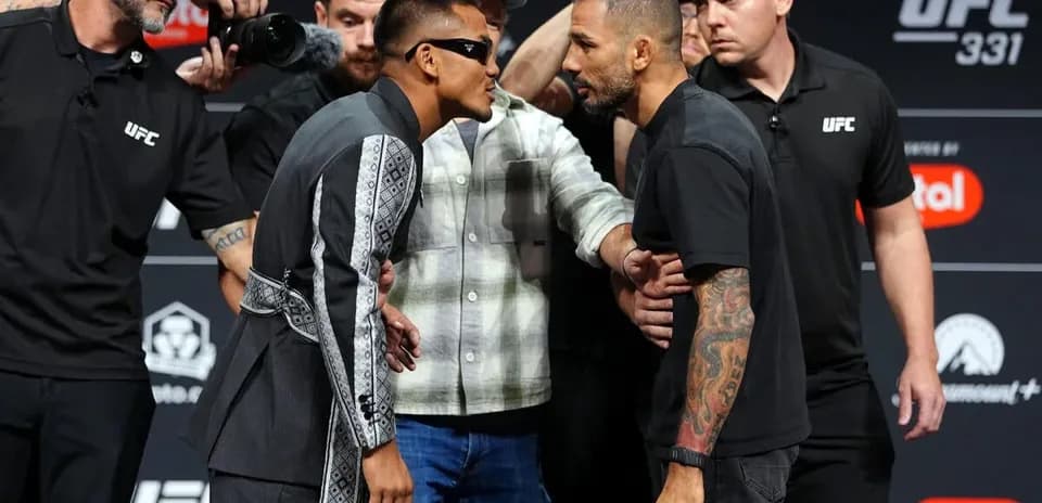 Deux combattants face à face lors de la pesée UFC