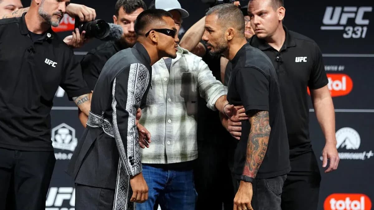 Deux combattants face à face lors de la pesée UFC