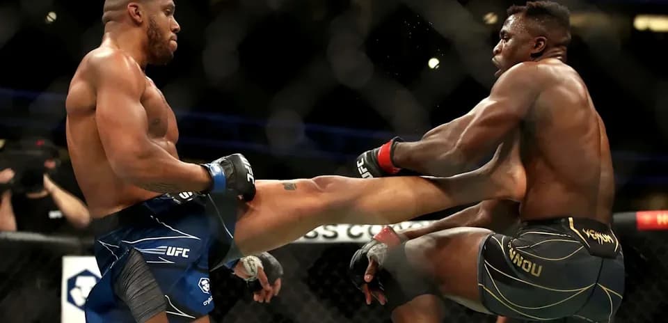 Deux combattants en action lors d'un combat de MMA