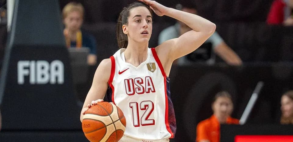 Joueuse de l'équipe USA avec le ballon de basket
