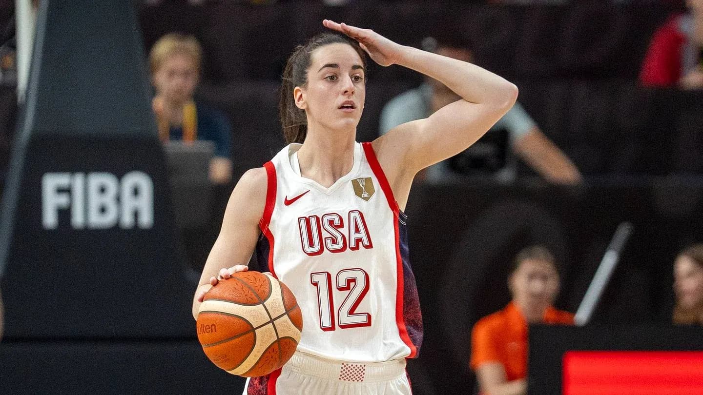 Joueuse de l'équipe USA avec le ballon de basket