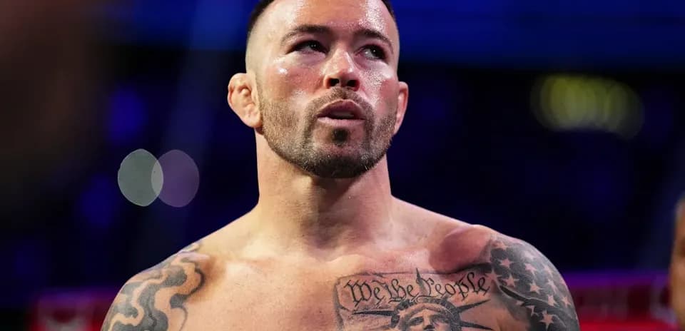Boxeur avec tatouages sur le torse dans le ring