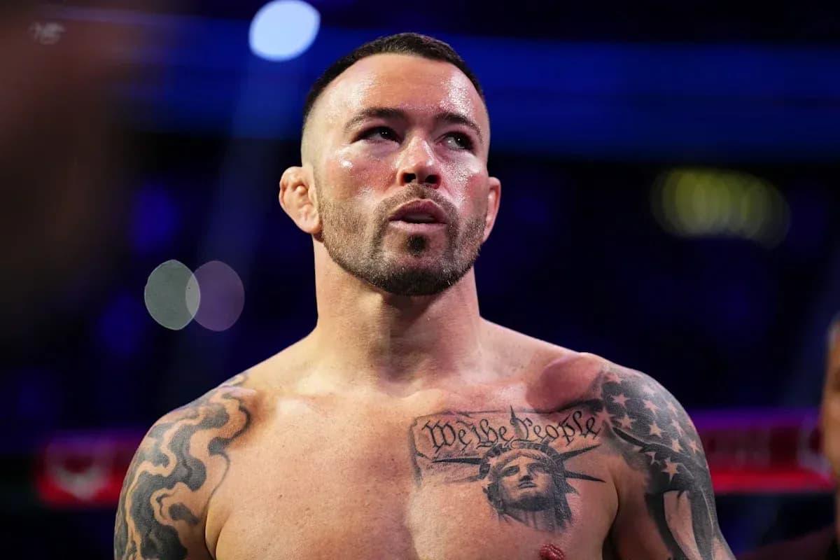 Boxeur avec tatouages sur le torse dans le ring