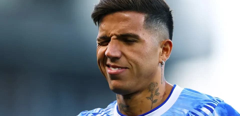 Joueur avec un maillot bleu souriant légèrement