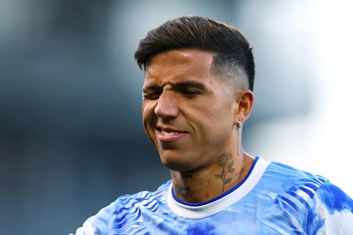 Joueur avec un maillot bleu souriant légèrement