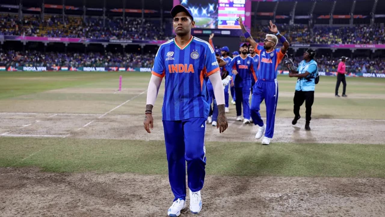 Joueur indien quittant le terrain après la victoire