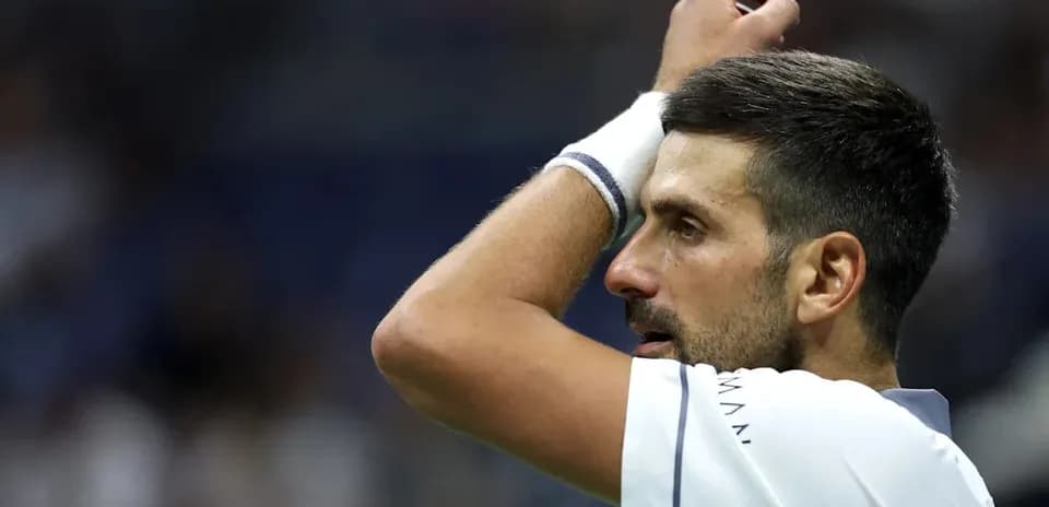 Joueur de tennis avec la main sur le front