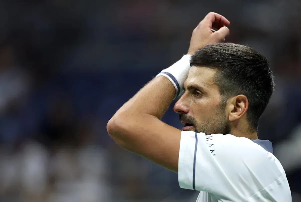 Joueur de tennis avec la main sur le front
