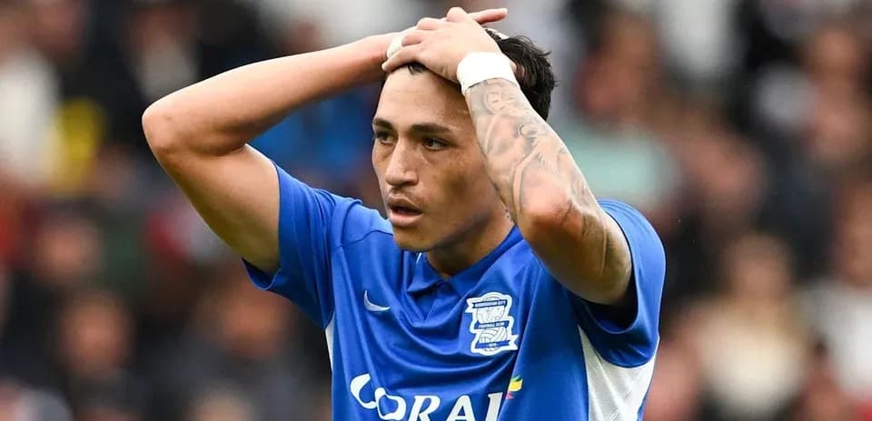 Joueur de Birmingham City tenant sa tête après une action