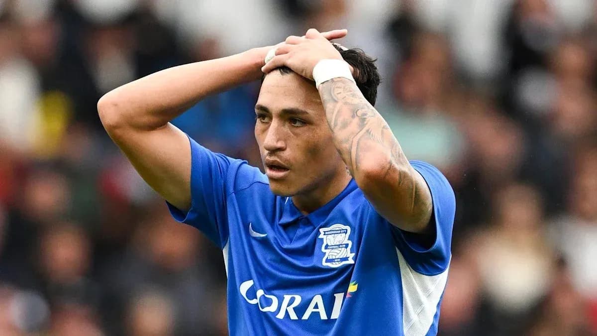 Joueur de Birmingham City tenant sa tête après une action