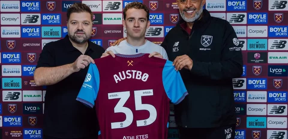 Joueur présentant son maillot avec entraîneurs à West Ham